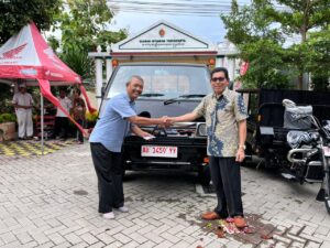 Penyerahan Kendaraan Operasional Pengangkut Sampah di Kalurahan Sinduadi