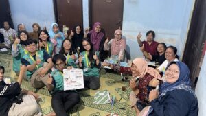 KKN-PPM UGM Edukasi Bahaya Demam Berdarah melalui Workshop Pembuatan Spray Anti Nyamuk Alami di Kalurahan Sinduadi